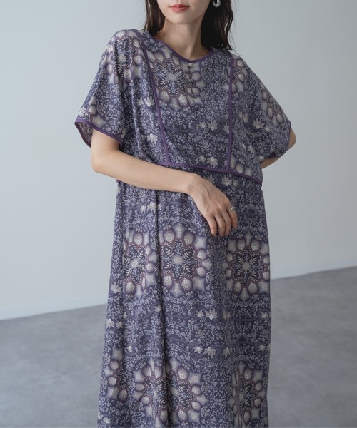 refinedworks(リファインドワークス)の「【refinedworks】一枚でサマになる ダマスク柄 パイピング ワンピース(ワンピース・レディース・ブラック/パープル・FREE)」の4枚目の写真