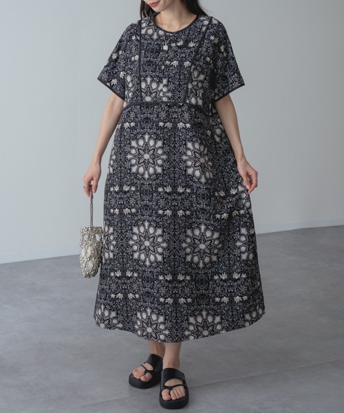 refinedworks(リファインドワークス)の「【refinedworks】一枚でサマになる ダマスク柄 パイピング ワンピース(ワンピース・レディース・ブラック/パープル・FREE)」の9枚目の写真