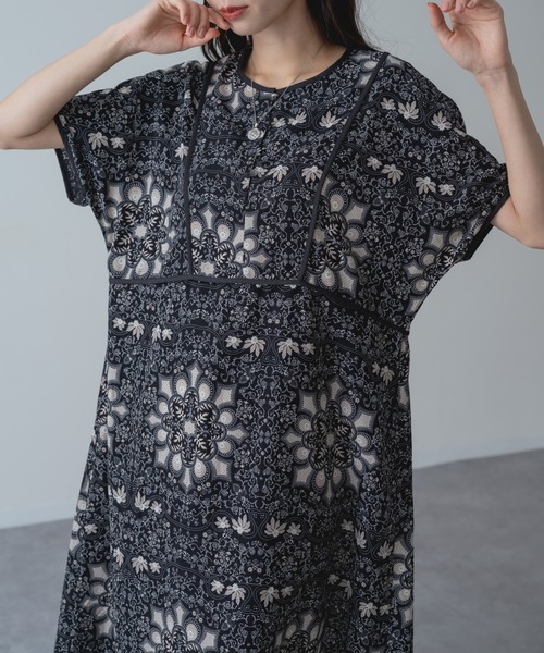 refinedworks(リファインドワークス)の「【refinedworks】一枚でサマになる ダマスク柄 パイピング ワンピース(ワンピース・レディース・ブラック/パープル・FREE)」の8枚目の写真