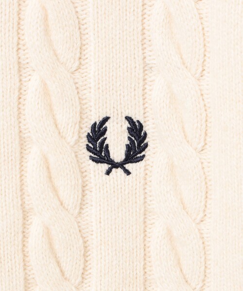 Ray BEAMS(レイビームス)の「【別注】FRED PERRY / ケーブル ニット カーディガン 〈26AW 寒暖差対策 着回し 〉(カーディガン/ボレロ・レディース・ブラック/ネイビー/ホワイト系その他・10)」の11枚目の写真