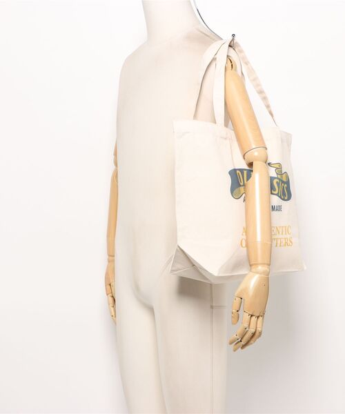 Ol' Basics(オールベーシックス)の「Ol' Basics(オール・ベーシックス) トートバッグ キャンバス リボンイラスト ロゴ プリント 鞄 BAG アメカジ メンズ レディース ユニセックス MLサイズ(トートバッグ・レディース・ベージュ系1/ベージュ系2・FREE)」の7枚目の写真