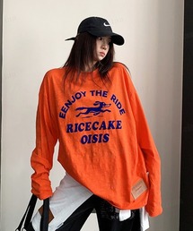 ENJOY裾フェイクレザーラベル付きフロッキープリント長袖Tシャツ