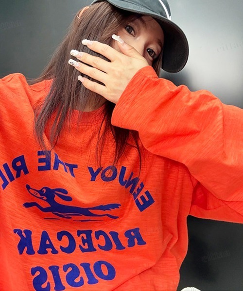 Dalfwin（ダールフィン）の「ENJOY裾フェイクレザーラベル付きフロッキープリント長袖Tシャツ（Tシャツ/カットソー・レディース・ホワイト/オレンジ・FREE）」の10枚目の写真