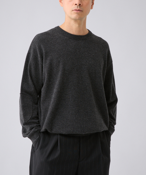 EDIFICE(エディフィス)の「《EDIFICE by PIPPIOLINO》エルボー パッチ クルーネック ニット(ニット/セーター・メンズ・チャコールグレー/ブラウン/ブルー/アイボリー・MEDIUM/LARGE)」の1枚目の写真