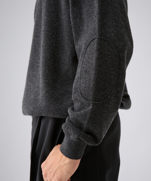 EDIFICE(エディフィス)の「《EDIFICE by PIPPIOLINO》エルボー パッチ クルーネック ニット(ニット/セーター・メンズ・チャコールグレー/ブラウン/ブルー/アイボリー・MEDIUM/LARGE)」の15枚目の写真
