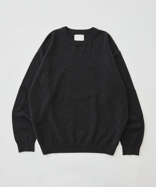 EDIFICE(エディフィス)の「《EDIFICE by PIPPIOLINO》エルボー パッチ クルーネック ニット(ニット/セーター・メンズ・チャコールグレー/ブラウン/ブルー/アイボリー・MEDIUM/LARGE)」の16枚目の写真