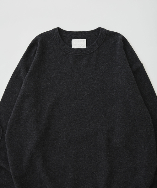 EDIFICE(エディフィス)の「《EDIFICE by PIPPIOLINO》エルボー パッチ クルーネック ニット(ニット/セーター・メンズ・チャコールグレー/ブラウン/ブルー/アイボリー・MEDIUM/LARGE)」の17枚目の写真