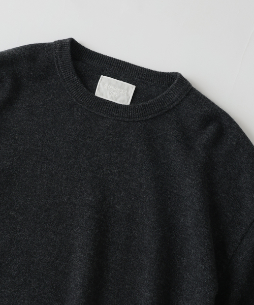 EDIFICE(エディフィス)の「《EDIFICE by PIPPIOLINO》エルボー パッチ クルーネック ニット(ニット/セーター・メンズ・チャコールグレー/ブラウン/ブルー/アイボリー・MEDIUM/LARGE)」の18枚目の写真