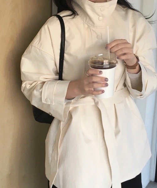 AMAJI(アマジ)の「スタンドカラー ドローストリング トレンチコート(トレンチコート・レディース・ホワイト/カーキ・FREE)」の2枚目の写真