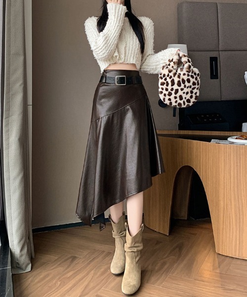 &soiree(アンドソワレ)の「アシンメトリーミドル丈フェイクレザースカート(スカート・レディース・ブラック/ブラウン・LARGE/X-LARGE/SMALL/MEDIUM)」の2枚目の写真