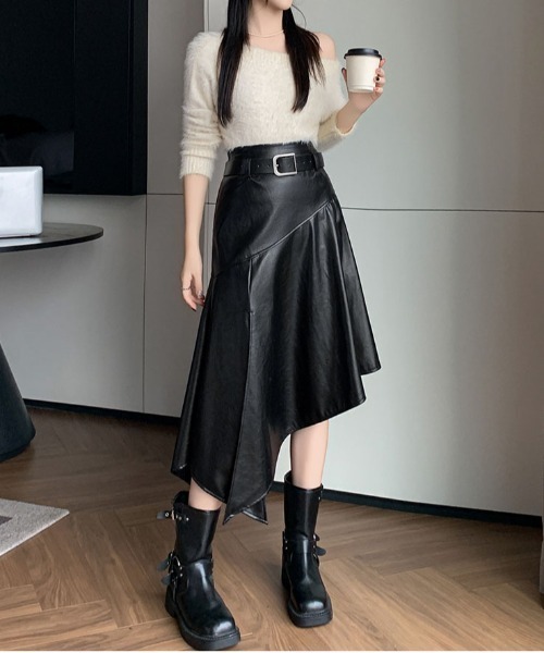 &soiree(アンドソワレ)の「アシンメトリーミドル丈フェイクレザースカート(スカート・レディース・ブラック/ブラウン・LARGE/X-LARGE/SMALL/MEDIUM)」の3枚目の写真