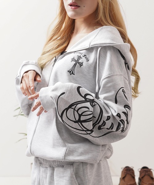 1111clothing(ワンフォークロージング)の「【セットアップ対応】捲縮裏毛 レタリング ZIPパーカー / Crimp French Terry Lettering Zip-Up Hoodie(パーカー・メンズ・ブラック/アッシュ・M/L)」の2枚目の写真