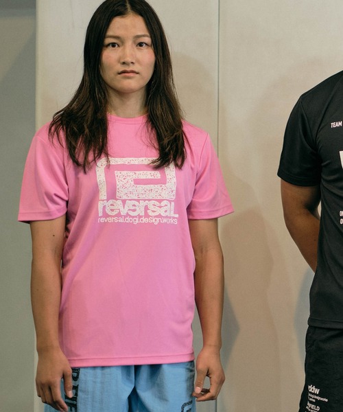 reversal.dogi.design.works(リバーサル・ドーギ・デザイン・ワークス)の「<reversal/リバーサル>BIGMARK WARFIELD EDITION PEACE DRY MESH TEE(Tシャツ/カットソー・メンズ・ブラック/ホワイト/ピンク・M/L/2XL/XL/S)」の1枚目の写真