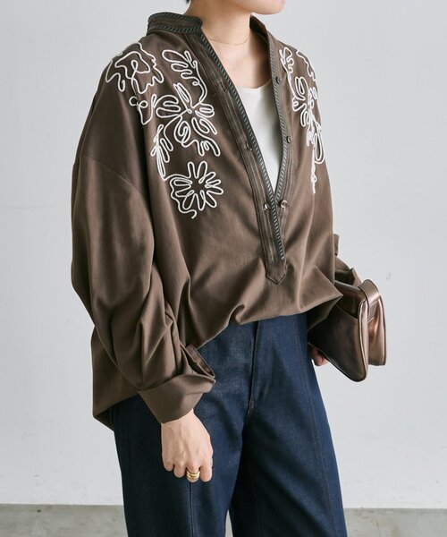 ear PAPILLONNER(イアパピヨネ)の「エンブロイダリートップス【SUM1 STYLE】(シャツ/ブラウス・レディース・ブラウン/ホワイト系その他/ブラック・FREE)」の3枚目の写真