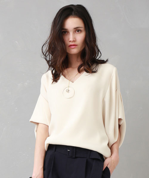 UNITED TOKYO（ユナイテッドトウキョウ）の「デザインスリーブトップ（シャツ/ブラウス・レディース・ブラック/カーキ/ホワイト/ベージュ/ネイビー/オフホワイト/ブラウン・FREE）」の2枚目の写真