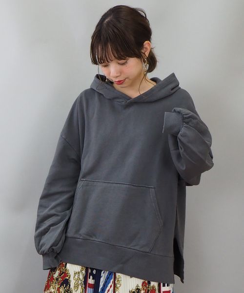 tiptop(ティップトップ)の「ピグメント加工裾スリット入りワイドパーカー(パーカー・レディース・ブラック/ベージュ/イエロー/ラベンダー/グレイッシュベージュ・FREE)」の2枚目の写真