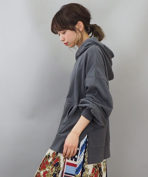tiptop(ティップトップ)の「ピグメント加工裾スリット入りワイドパーカー(パーカー・レディース・ブラック/ベージュ/イエロー/ラベンダー/グレイッシュベージュ・FREE)」の17枚目の写真