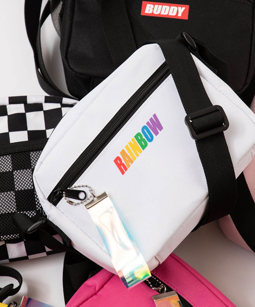 WEGO(ウィゴー)の「WEGO/チャーム付きミニショルダーバッグ(ショルダーバッグ・レディース・ホワイト/ブラック/パープル/ピンク/シルバー/イエロー/オレンジ/ブルー/その他1/ブラック系その他/ライトパープル/ライトピンク・FREE)」の2枚目の写真