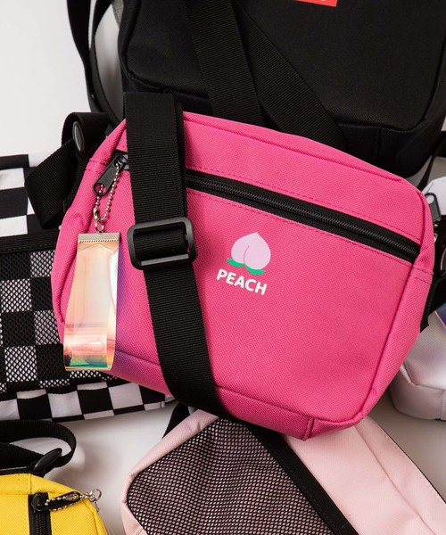 WEGO(ウィゴー)の「WEGO/チャーム付きミニショルダーバッグ(ショルダーバッグ・レディース・ホワイト/ブラック/パープル/ピンク/シルバー/イエロー/オレンジ/ブルー/その他1/ブラック系その他/ライトパープル/ライトピンク・FREE)」の8枚目の写真