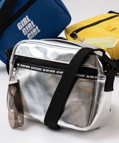 WEGO(ウィゴー)の「WEGO/チャーム付きミニショルダーバッグ(ショルダーバッグ・レディース・ホワイト/ブラック/パープル/ピンク/シルバー/イエロー/オレンジ/ブルー/その他1/ブラック系その他/ライトパープル/ライトピンク・FREE)」の11枚目の写真