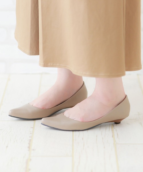 menue(メヌエ)の「美脚魅せ ポインテッドトゥ パンプス 2cmヒール(パンプス・レディース・その他1/ガンメタ/ブラック系その他3/ブラウン系その他/グレー系その他/ピンク系その他/ブラウン系その他2/ブラック/ブラック系その他/スモークピンク/パイソン/グレイッシュベージュ/ブラック系その他2/レッド/ライトグレー/ブルー/ブラック系その他4/ブラック系その他5/レオパード・22.5cm/23.5cm/24.5cm/25.5cm/23.0cm/24.0cm/25.0cm/26.0cm/20.5cm/22.0cm/20.0cm/21.0cm/21.5cm/23cm/21cm/25cm/22cm/27.0cm/24cm/26.5cm/20cm)」の11枚目の写真