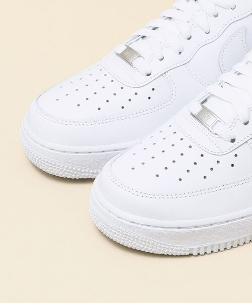 NIKE(ナイキ)の「NIKE: AIR FORCE 1 07(スニーカー・メンズ・ブラック/ホワイト・10/11/8/9)」の4枚目の写真