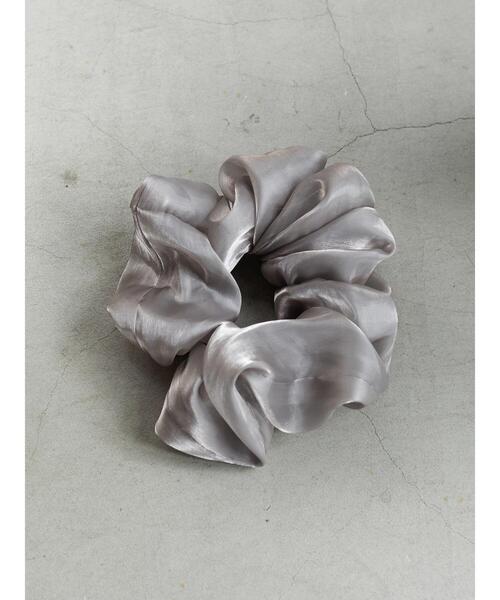 AMERICAN HOLIC（アメリカンホリック）の「BIGシアーシュシュ　＊（その他ヘアアクセサリー・レディース・ブラック/ベージュ/グレー/カーキ・FREE）」の3枚目の写真