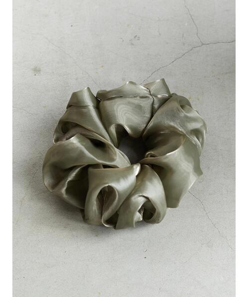 AMERICAN HOLIC（アメリカンホリック）の「BIGシアーシュシュ　＊（その他ヘアアクセサリー・レディース・ブラック/ベージュ/グレー/カーキ・FREE）」の4枚目の写真