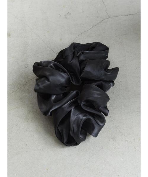 AMERICAN HOLIC（アメリカンホリック）の「BIGシアーシュシュ　＊（その他ヘアアクセサリー・レディース・ブラック/ベージュ/グレー/カーキ・FREE）」の2枚目の写真