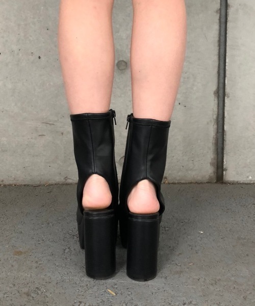 ENVYM（アンビー）の「シリンダーオープントゥーブーティー（ブーツ・レディース・ホワイト/ブラック・22.5cm/23.5cm/24.5cm）」の5枚目の写真