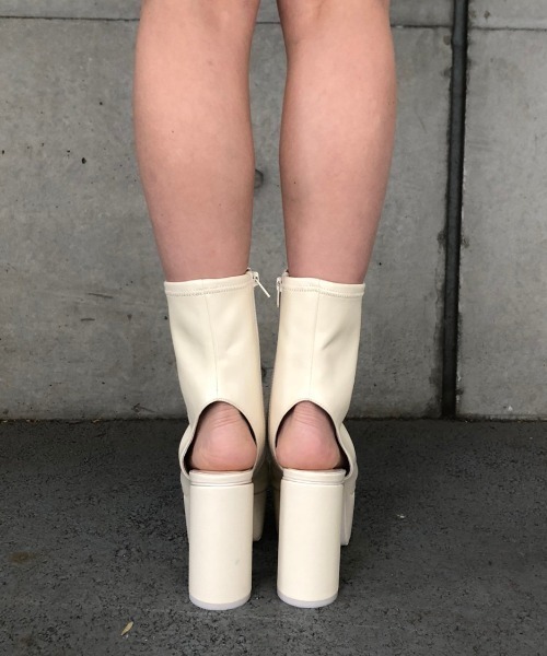 ENVYM（アンビー）の「シリンダーオープントゥーブーティー（ブーツ・レディース・ホワイト/ブラック・22.5cm/23.5cm/24.5cm）」の9枚目の写真