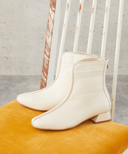 menue（メヌエ）の「スクエアトゥセンターシームショートブーツ（ブーツ・レディース・アイボリー/ブラック/ベージュ系その他・XS/S/M/L/LL/3L）」の2枚目の写真