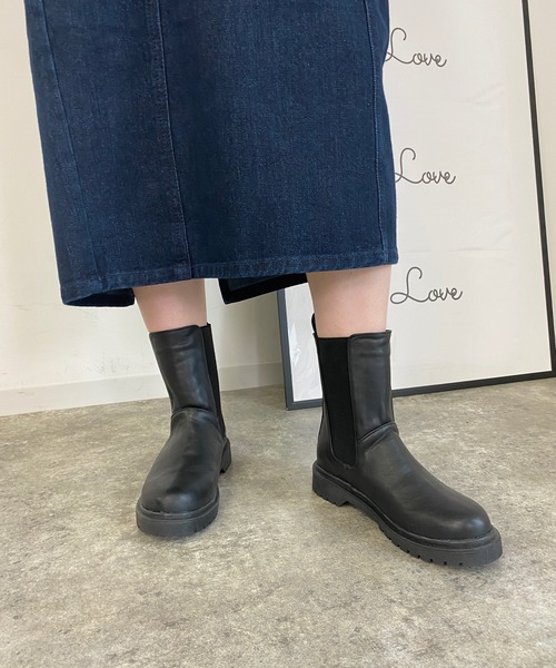 MLI'A（エムリア）の「ミドルレングスサイドゴアブーツ（ブーツ・レディース・ブラック/アイボリー/キャメル・L/M）」の4枚目の写真