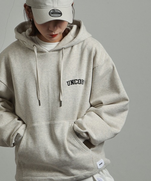 UNCORD（アンコード）の「【UNCORD】90's EMBROIDERY LOGO SWEAT HOODIE / ビッグシルエット カレッジ アーチロゴ ワンポイント刺繍 パーカー【12oz】（パーカー・メンズ・ブラック/ネイビー/カーキ/オートミール/杢グレー/グレイッシュベージュ・MEDIUM/LARGE/X-LARGE）」の19枚目の写真