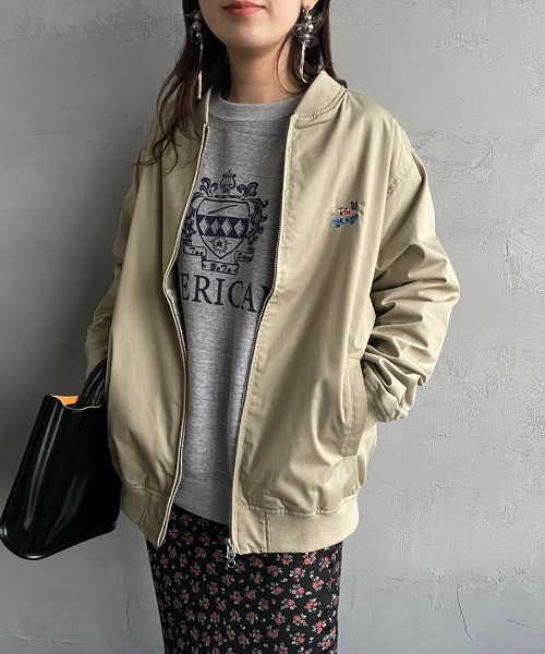 The Endless Summer（エンドレスサマー）の「[THE ENDLESS SUMMER/エンドレスサマー] 別注 BUHI ワンポイント刺繍ジャケット（ブルゾン・レディース・ブラック/ベージュ・M/L）」の2枚目の写真