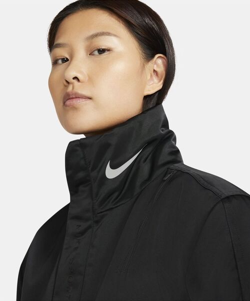 NIKE(ナイキ)の「ナイキ ウィメンズ SYN トレンド パーカ / Nike Sportswear Synthetic-Fill Women's Parka <XS-2XL 展開>(ステンカラーコート・レディース・クリーム/ブラック・S/M/L/2XL/XL/XS)」の4枚目の写真