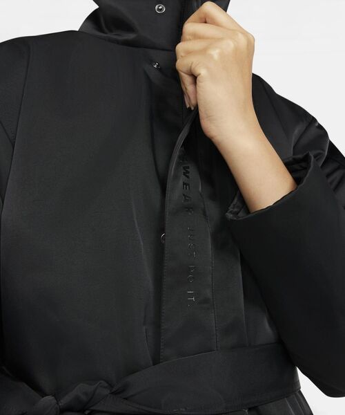 NIKE(ナイキ)の「ナイキ ウィメンズ SYN トレンド パーカ / Nike Sportswear Synthetic-Fill Women's Parka <XS-2XL 展開>(ステンカラーコート・レディース・クリーム/ブラック・S/M/L/2XL/XL/XS)」の7枚目の写真