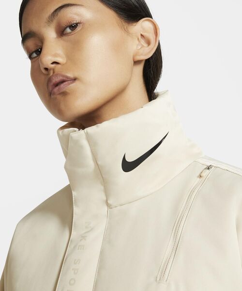 NIKE(ナイキ)の「ナイキ ウィメンズ SYN トレンド パーカ / Nike Sportswear Synthetic-Fill Women's Parka <XS-2XL 展開>(ステンカラーコート・レディース・クリーム/ブラック・S/M/L/2XL/XL/XS)」の16枚目の写真