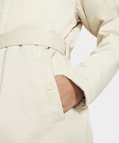 NIKE(ナイキ)の「ナイキ ウィメンズ SYN トレンド パーカ / Nike Sportswear Synthetic-Fill Women's Parka <XS-2XL 展開>(ステンカラーコート・レディース・クリーム/ブラック・S/M/L/2XL/XL/XS)」の15枚目の写真