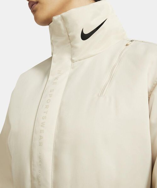 NIKE(ナイキ)の「ナイキ ウィメンズ SYN トレンド パーカ / Nike Sportswear Synthetic-Fill Women's Parka <XS-2XL 展開>(ステンカラーコート・レディース・クリーム/ブラック・S/M/L/2XL/XL/XS)」の12枚目の写真