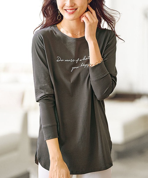 BELLUNA PLUS(ベルーナ)の「綿100%シルケット素材ロゴプルオーバー(Tシャツ/カットソー・レディース・ベージュ/ホワイト系その他/チャコール/ホワイト系その他2・MEDIUM/LARGE/X-LARGE)」の3枚目の写真