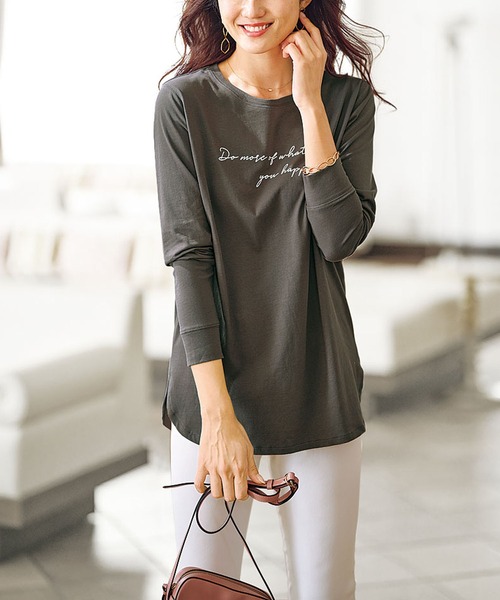 BELLUNA PLUS(ベルーナ)の「綿100%シルケット素材ロゴプルオーバー(Tシャツ/カットソー・レディース・ベージュ/ホワイト系その他/チャコール/ホワイト系その他2・MEDIUM/LARGE/X-LARGE)」の9枚目の写真