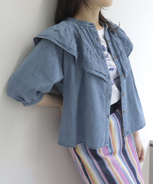 fredy emue（フレディエミュ）の「デニム/無地フリルギャザーブラウス（シャツ/ブラウス・レディース・オフホワイト/サックスブルー/グレー・38）」の13枚目の写真