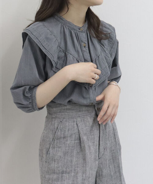 fredy emue（フレディエミュ）の「デニム/無地フリルギャザーブラウス（シャツ/ブラウス・レディース・オフホワイト/サックスブルー/グレー・38）」の16枚目の写真
