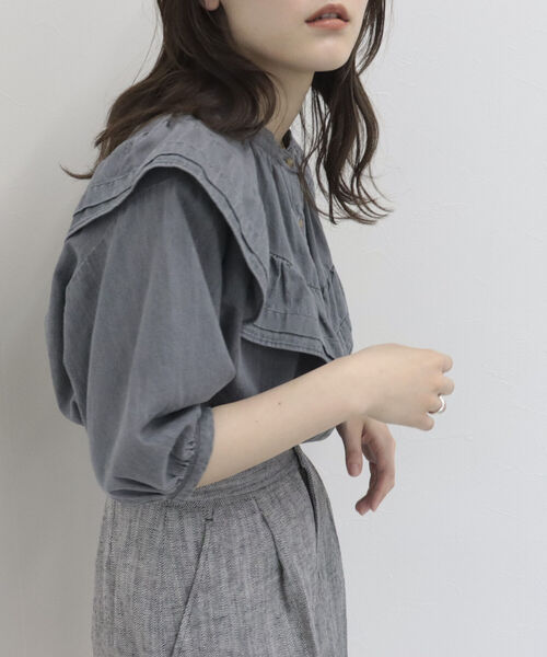 fredy emue（フレディエミュ）の「デニム/無地フリルギャザーブラウス（シャツ/ブラウス・レディース・オフホワイト/サックスブルー/グレー・38）」の17枚目の写真