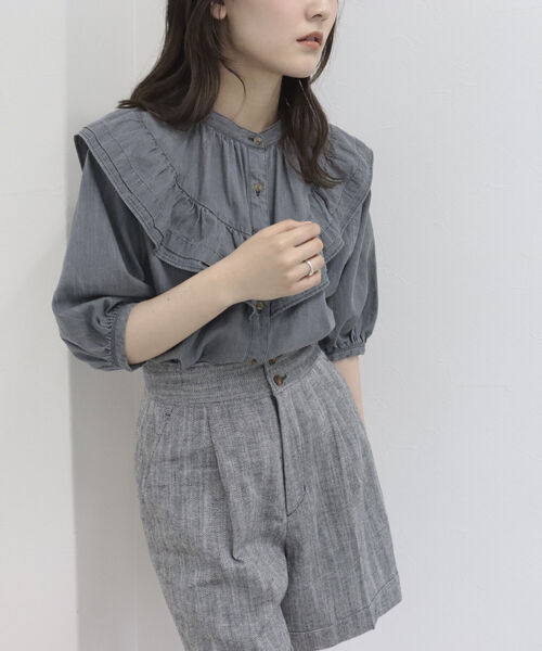 fredy emue（フレディエミュ）の「デニム/無地フリルギャザーブラウス（シャツ/ブラウス・レディース・オフホワイト/サックスブルー/グレー・38）」の18枚目の写真