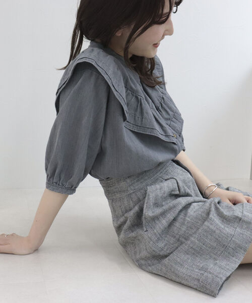 fredy emue（フレディエミュ）の「デニム/無地フリルギャザーブラウス（シャツ/ブラウス・レディース・オフホワイト/サックスブルー/グレー・38）」の19枚目の写真