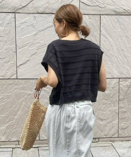 ulu(ウル)の「Sheer knit short vest(ベスト・レディース・オフホワイト/チャコール・FREE)」の2枚目の写真