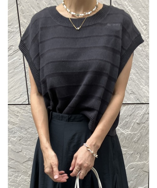 ulu(ウル)の「Sheer knit short vest(ベスト・レディース・オフホワイト/チャコール・FREE)」の7枚目の写真