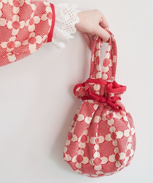 Dot&Stripes CHILD WOMAN(ドットアンドストライプス チャイルドウーマン)の「花柄キルトブリスターJAQ バッグ(トートバッグ・レディース・レッド/ブラック・FREE)」の2枚目の写真